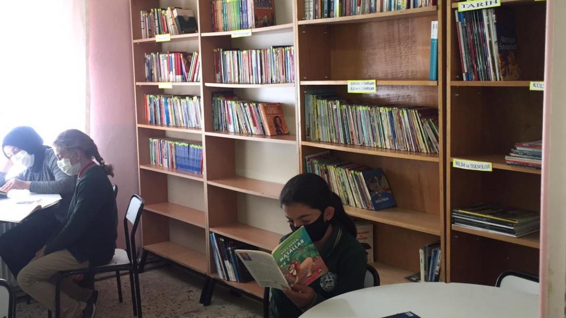 K.Maraş Çocuk Kütüphanesi Kütüphane Sorumlusu Sayın Ramazan UYKUN'un katkılarıyla okulumuz kütüphanesine 300 adet kitap bağışında bulunuldu.